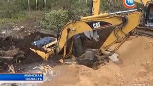 Утопленник за 400 тысяч долларов: в Колодищах 4 дня пытаются достать из болота экскаватор