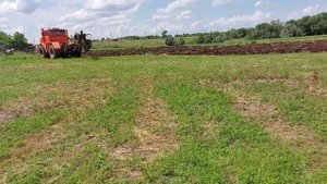 Пашем огород на К701.