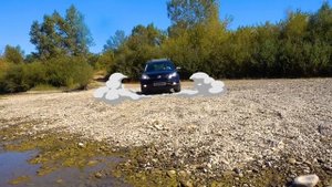 Матвей застрял в грязи, папа приехал на помощь. Видео про зеленый трактор для детей.