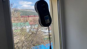 Мойка окон при ромощи робота REDMOND W2400