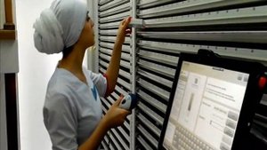 Аптечный робот в Аптеке Будущего на Крещатике, 44