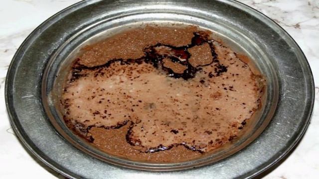 Мороженое с шоколадным соусом и черной смородиной