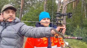 Александр подробно объясняет технику стрельбы из блочного лука