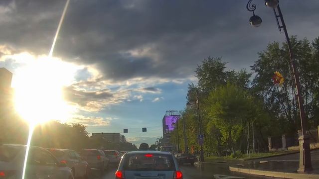 Движение на автомобиле по улицам города Тюмени до гостиницы Нефтяник и на Киевскую смотреть онлайн