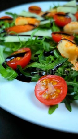 Салат с креветками и рукколой