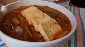 Традиционная корейская кухня: Тведжи Коги Кимчи Чиге (김치찌개) или рагу из кимчи со свининой