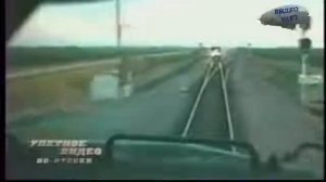 Поезда сталкиваются лоб в лоб