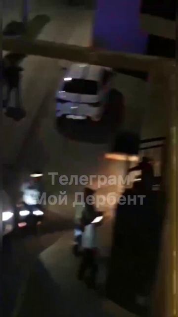 В Дагестане водитель сбил на машине полицейского и открыл огонь по силовикам из пистолета,-СМИ…🔽🔽