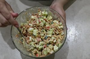 Салат с крабовыми палочками и корейской морковью