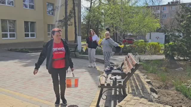 В школе №1 города Днепрорудный прошёл субботник, посвящённый 80-летию Победы. смотреть онлайн