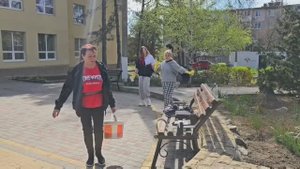 В школе №1 города Днепрорудный прошёл субботник, посвящённый 80-летию Победы.
