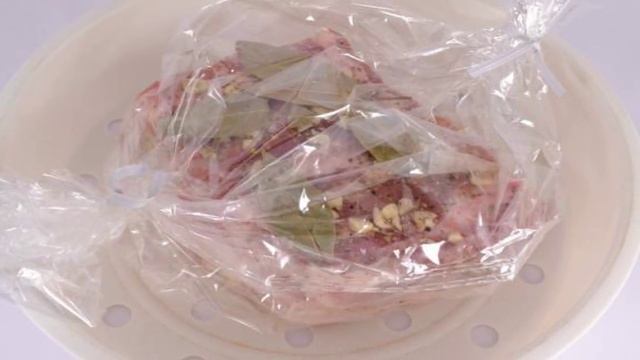 Грудинка свиная с чесноком и перцем в мультиварке