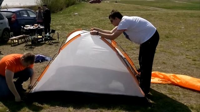 Установка палатки новичками в ветрянных условиях смотреть онлайн