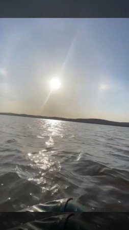 Пробили лодку 🛥. Пожелаем пацанам благополучно добраться до берега 👋😊