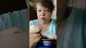 Мукбанг ем суп