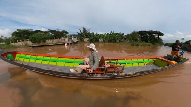 Мьянма на лодке по озеру Инле в деревне с огородами на воде