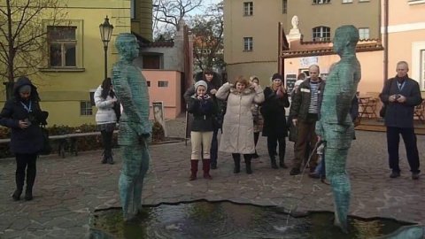 Писающие мужчины в Праге