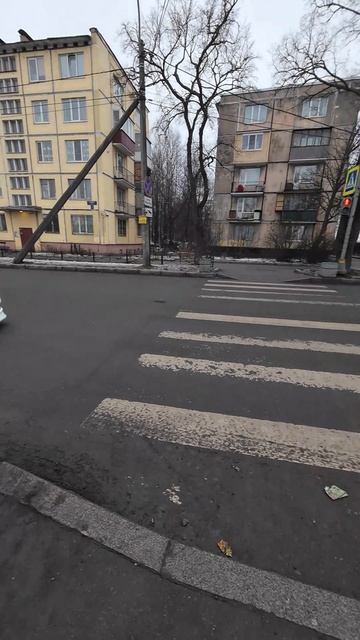 Стритрейсер выезжает со двора