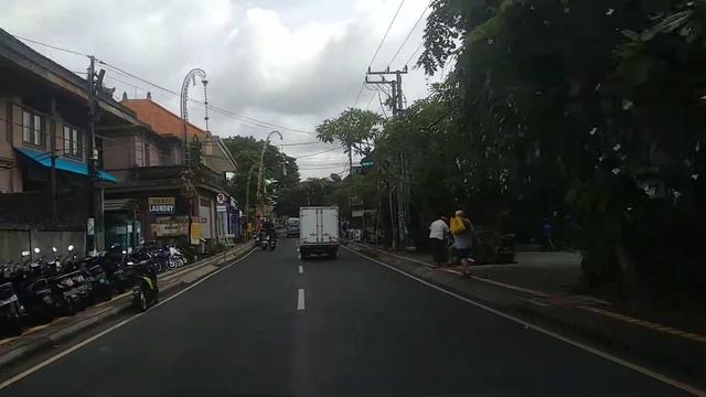 Roadtraffic at Ubud, Bali in the morning. Дорожное движение на Бали, район Убуд.
