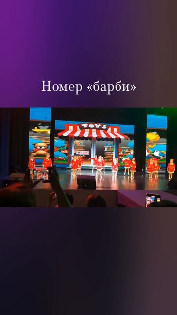 Василиса смотрит на выступление сестры Златы