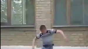 чел прыгает с крыши
