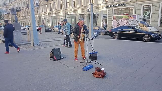 Уличный музыкант у Владимирской смотреть онлайн