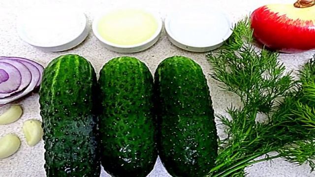 Салат из свежих огурцов чеснока и зелени
