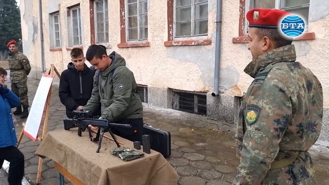 Оръжие, техника и снаряжение показаха в поделение 52 740 в Хасково за Празника на сухопътните войск смотреть онлайн