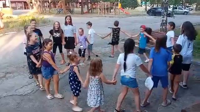 Детский аниматор работает на базе отдыха "Лада" в Тольятти