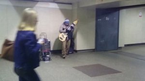 Уличный музыкант Василий Чернов в Петербурге