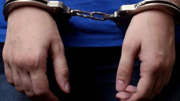 Подмосковные полицейские задержали курьера телефонных мошенников, обманувших пенсионера почти на 4 м смотреть онлайн