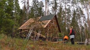 Строим домик в лесу "Лесную избу". Часть 3 Кроем крышу не по правилам.