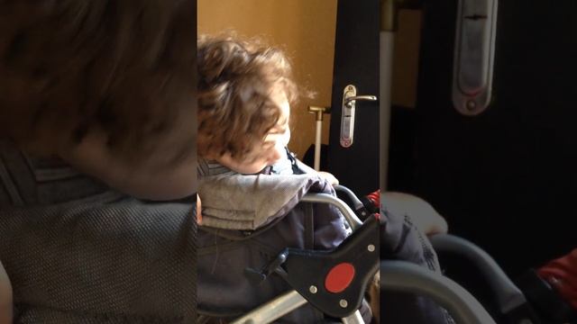 К нему гость пришёл,а он в это время хотел спать,на что-то разозлился и начал на своём языке ругать смотреть онлайн