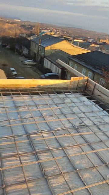 Солнце еще высоко  кто то в офисе кто то на свежем воздухе  а на какой стороне комнаты вы ?