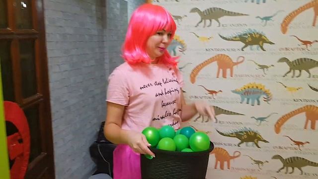 ИГРАЕМ В ШАРИКИ /// УЧИМ ЦВЕТА /// SURPRISE LOL смотреть онлайн