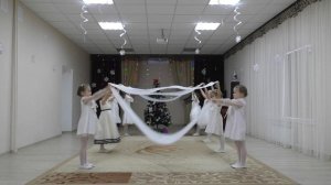 Танец "Серебристые снежинки".