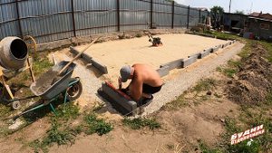 Устанавливаю бордюр на площадке под брусчатку