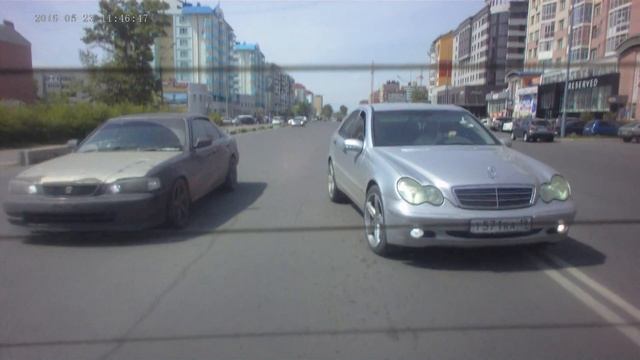 Mercedes в Абакане показал "чудо"-маневр смотреть онлайн