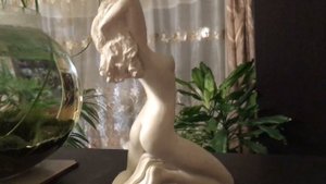 Статуэтка обнаженной девушки