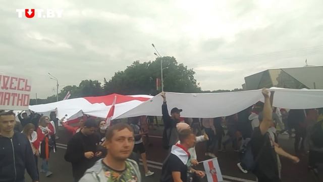 Люди отходят от площади Государственного флага в Минске смотреть онлайн