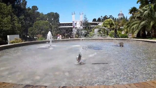 Сочи. Каскадные фонтаны у концертного зала "Фестивальный". Улица Орджоникидзе. Июль 2022 года. смотреть онлайн