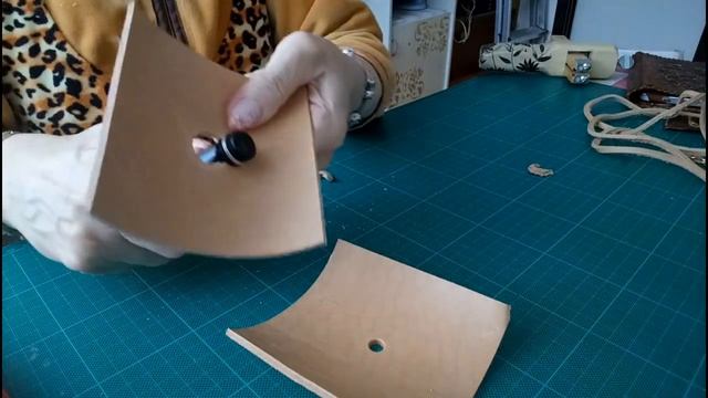 Как нарезать шнур из кожи растительного дубления для ручек дамской сумки