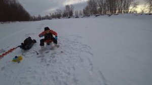 С НАТАШЕЙ ПОПАЛИ НА ЖОР ! Л ЭТОЙ ЛУНКЕ ХОТЬ МЕШОК ЛОВИ!Зимняя рыбалка