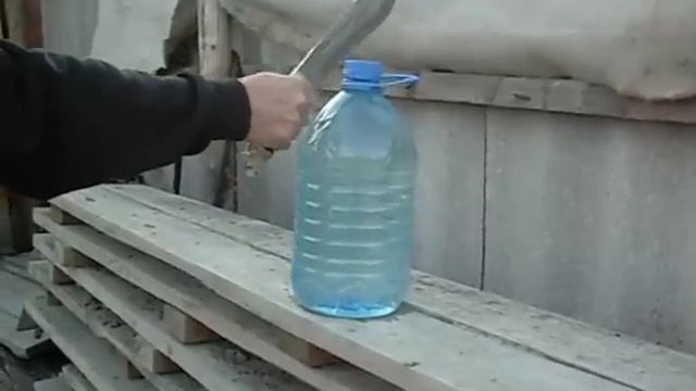 Нож "Сталкер" разрубает 5 л. бутылку с водой. смотреть онлайн