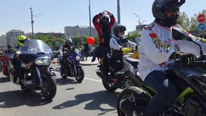 Мотопарад 2023 своими глазами: самые яркие моменты и крупные ракурсы мотоциклистов на Мотофестивале