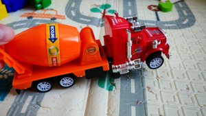 играем в детскую машину в детской комнате