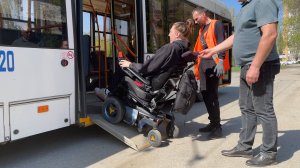 Почему автобус обязан подъезжать к бордюру, а не «где встанется»?