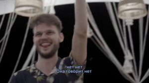Бросаем коробочки для колец, вместо подвязки.