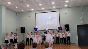 песня патриотическая: " Аист на крыше".