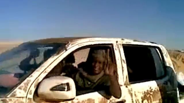 Колонна автотранспорта армии Каддафи стоит на дороге в пустыне | Ливия 2011